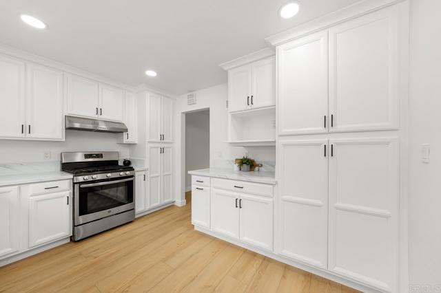 9015 Sovereign Rd, San Diego CA: https://media.crmls.org/mediaz/af851277-759b-4da5-8216-c63b25d893bf.jpg
