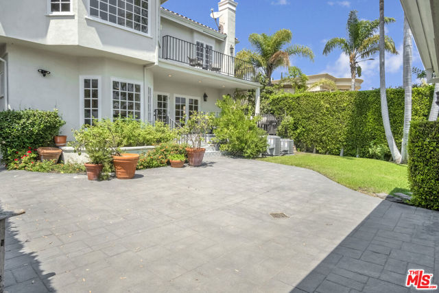 116 N Palm Drive, Beverly Hills CA: https://media.crmls.org/mediaz/af858a23-dc82-426d-9354-373519673f75.jpg