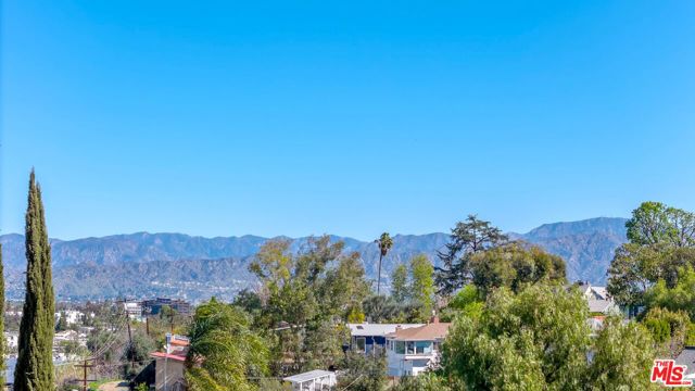 11316 Sunshine Terrace, Studio City CA: https://media.crmls.org/mediaz/af8612c8-04d9-4feb-b5b8-19cf4487da37.jpg