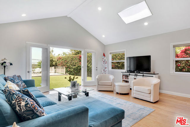 3733 Willowcrest Avenue, Studio City CA: https://media.crmls.org/mediaz/af8639fa-1f5a-4720-a2ce-e0606b0b7935.jpg