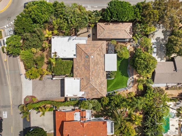 1180 Devonshire Dr, Encinitas CA: https://media.crmls.org/mediaz/af87f005-8b95-4c6f-b533-d8d9e6d598ed.jpg