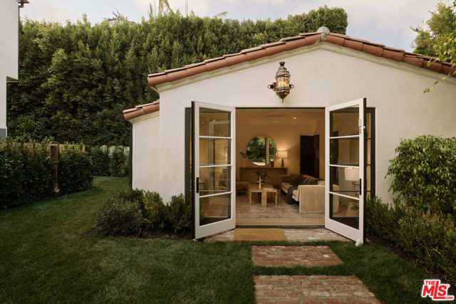 624 N Arden Drive, Beverly Hills CA: https://media.crmls.org/mediaz/af88219e-f097-4141-850a-07c3b63571a2.jpg