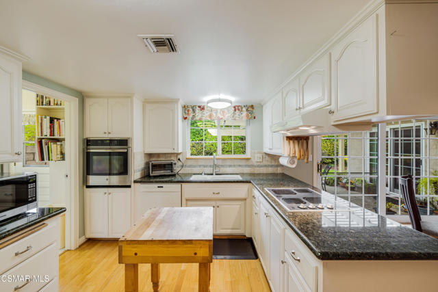 3384 Radcliffe Road, Thousand Oaks CA: https://media.crmls.org/mediaz/af8869ea-f721-4962-9a47-fab5b16066da.jpg
