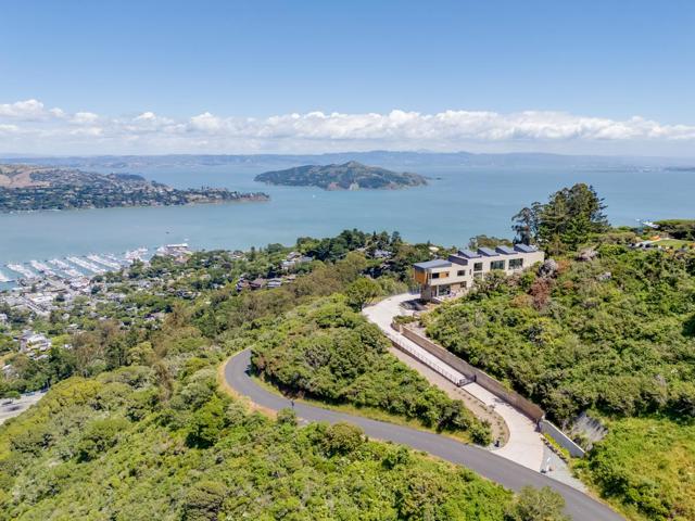 3 Wolfback Ridge Road, Sausalito CA: https://media.crmls.org/mediaz/af8a5f3c-b4a9-4a8c-bc93-ff3141f4afdf.jpg