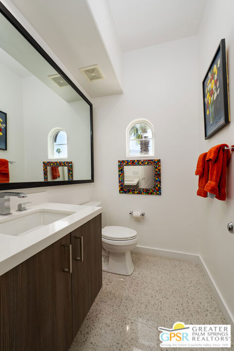 2160 N Hermosa Drive, Palm Springs CA: https://media.crmls.org/mediaz/af8b0da1-c75f-448d-99bd-36d313b8518e.jpg