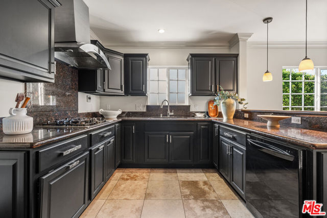 3745 Veteran Avenue, Los Angeles CA: https://media.crmls.org/mediaz/af8c4fb8-32fc-4cd7-8bd4-ef6067657442.jpg