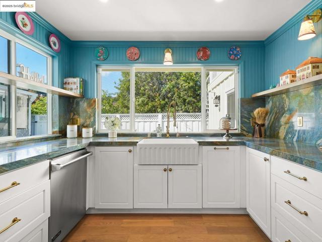 Image 6 of 48 For 8 Skander Ct