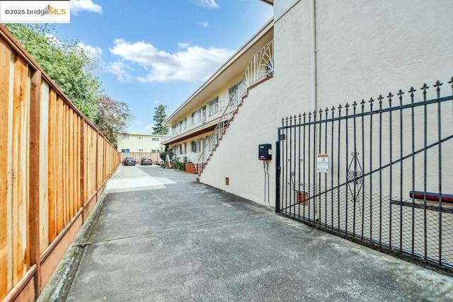 3300 Brookdale Ave, Oakland CA: https://media.crmls.org/mediaz/af8d3054-041f-4e34-8e47-f2091c778846.jpg