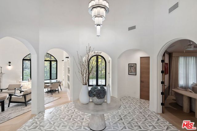 7651 Willow Glen Road, Los Angeles CA: https://media.crmls.org/mediaz/af8d3825-90be-483e-9ab8-b1f4df13914c.jpg