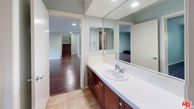 5655 COMO Circle, Woodland Hills CA: https://media.crmls.org/mediaz/af8ed985-7715-4718-8008-dd5a7309d832.jpg