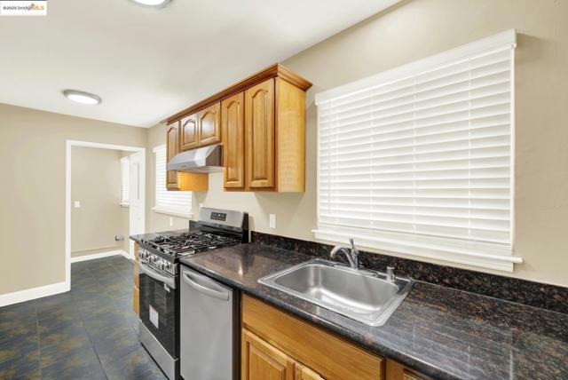 2125 102Nd Ave, Oakland CA: https://media.crmls.org/mediaz/af8edabe-217d-4848-aec6-d925aaacc9dd.jpg