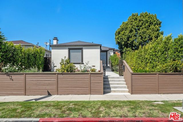 4401 W 58th Place, Los Angeles CA: https://media.crmls.org/mediaz/af901152-96c4-4548-8f74-7d26a9dc8a05.jpg