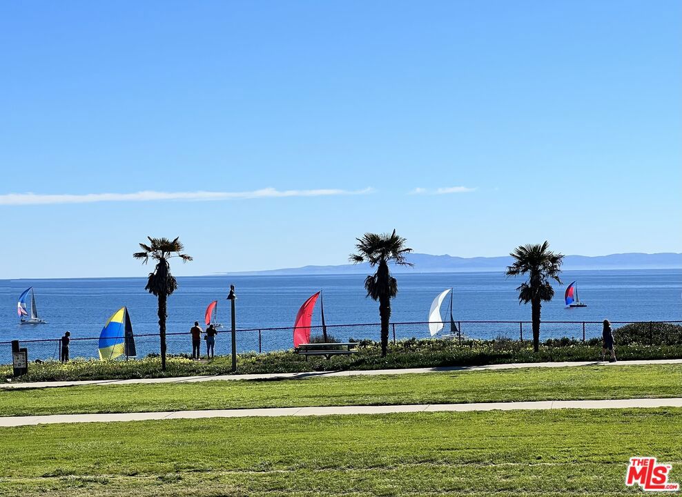 https://media.crmls.org/mediaz/af910b94-305f-4733-9992-b9c0cb66027c.jpg?preset=X-Large