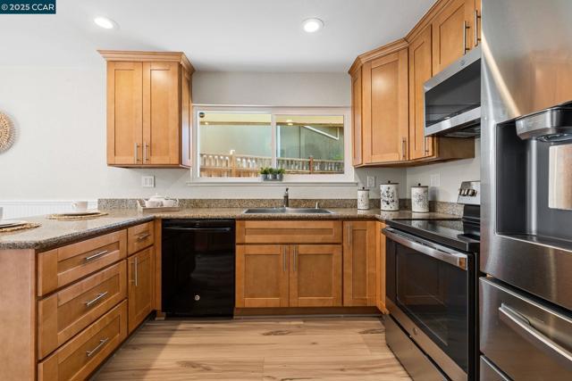 9 Glen Dr, Fairfax CA: https://media.crmls.org/mediaz/af9137c6-138b-4756-a972-6568ec35819d.jpg