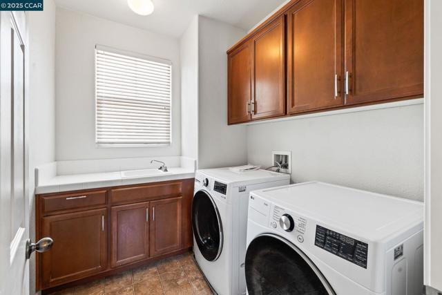 127 Sanford Ct, Brentwood CA: https://media.crmls.org/mediaz/af927087-3a40-41d8-82de-2ff00ef1f181.jpg