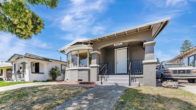 2827 Bartlett St, Oakland CA: https://media.crmls.org/mediaz/af93d5bc-ec11-4c8d-b810-3700bdb09bca.jpg