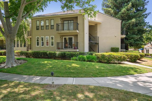 39490 Albany Cmn, Fremont CA: https://media.crmls.org/mediaz/af9430cf-7ab8-47b6-9a2e-eee626365a63.jpg