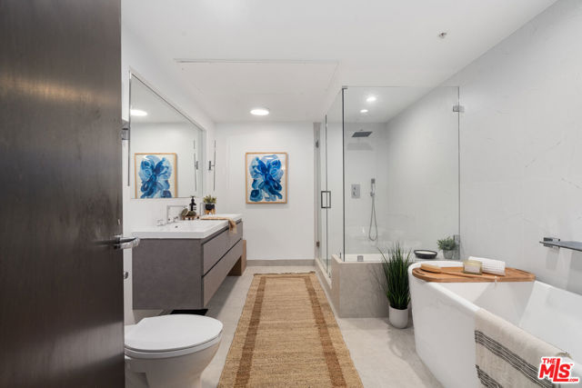 1046 Princeton Drive, Marina del Rey CA: https://media.crmls.org/mediaz/af965e0a-f019-41b2-a8e7-b02cf024f922.jpg