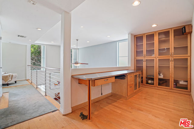 1533 18th Street, Santa Monica CA: https://media.crmls.org/mediaz/af9680e5-b1bc-43f7-9292-2ae2fa7b7798.jpg