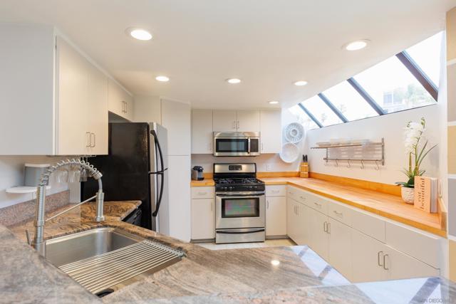 8132 Camino Del Sol, La Jolla CA: https://media.crmls.org/mediaz/af9688da-b4d3-4dcf-90c4-5452d52e4a30.jpg
