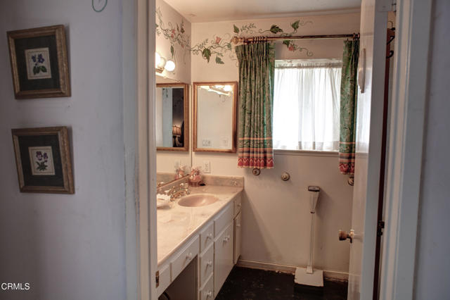 240 E Bay Boulevard, Port Hueneme CA: https://media.crmls.org/mediaz/af96dd4d-62e0-46d2-a59f-572cf3a83a37.jpg