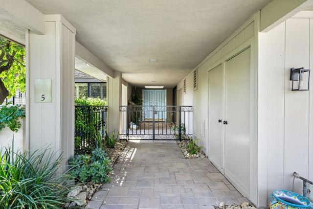 5 Seton Court, Rancho Mirage CA: https://media.crmls.org/mediaz/af96fa87-169d-42dc-82e2-05f925a3fa64.jpg