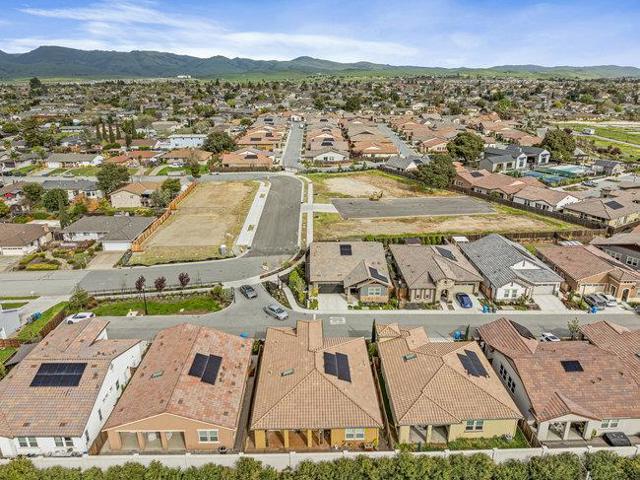 2008 White Oak Drive, Hollister CA: https://media.crmls.org/mediaz/af971cc2-a53d-4edd-993e-6e78ba4f5157.jpg