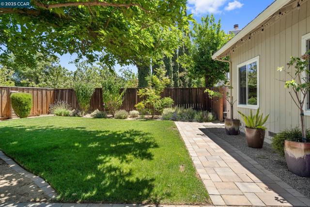 4672 N Larwin Ave, Concord CA: https://media.crmls.org/mediaz/af9791a0-669e-437d-876f-cbf141d978cb.jpg