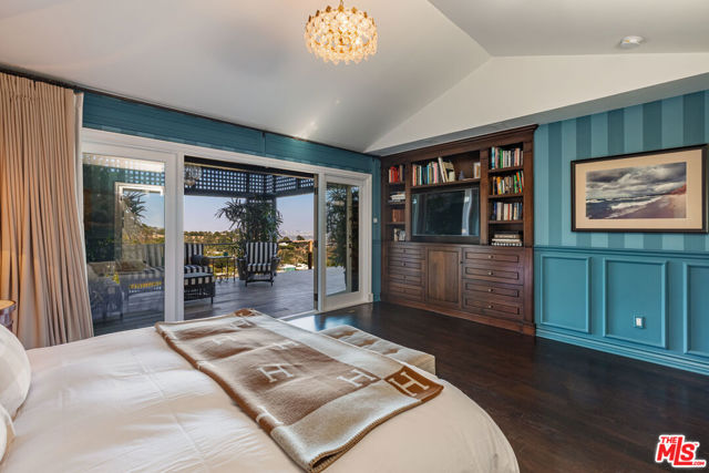 1612 Gilcrest Drive, Beverly Hills CA: https://media.crmls.org/mediaz/af99e325-ad21-428f-bb9b-0dc7374ba85c.jpg
