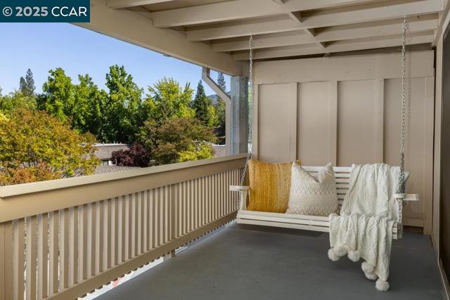 1115 Oakmont Dr, Walnut Creek CA: https://media.crmls.org/mediaz/af9a7a60-f74e-442a-ac3b-a467c253dc30.jpg