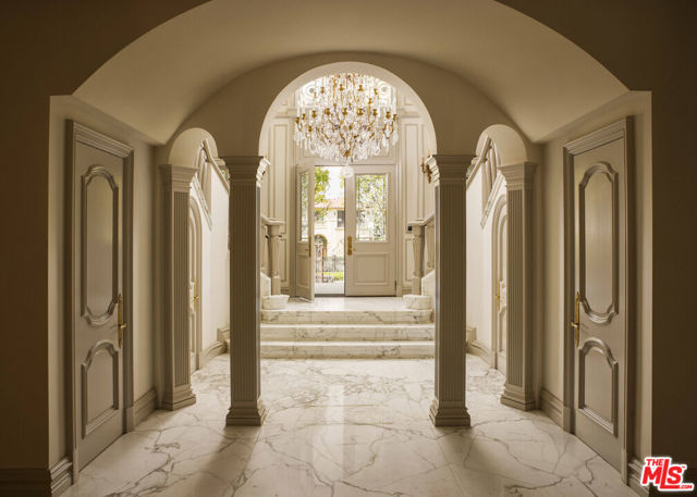 628 N Rodeo Drive, Beverly Hills CA: https://media.crmls.org/mediaz/af9d06e7-e370-42b5-b7d0-9c2174b7a4fc.jpg