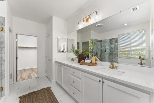 309 Aspen Ct, Roseville CA: https://media.crmls.org/mediaz/af9d382b-c98b-41b7-aae4-8da2cb6a9536.jpg