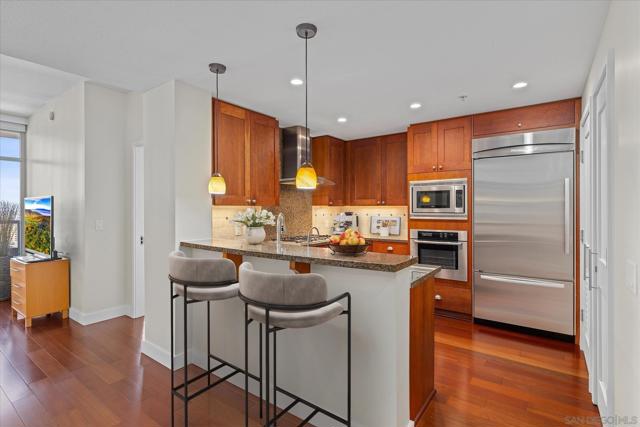 700 W E St, San Diego CA: https://media.crmls.org/mediaz/af9ef0be-7935-4cf2-af38-15f1b313365a.jpg