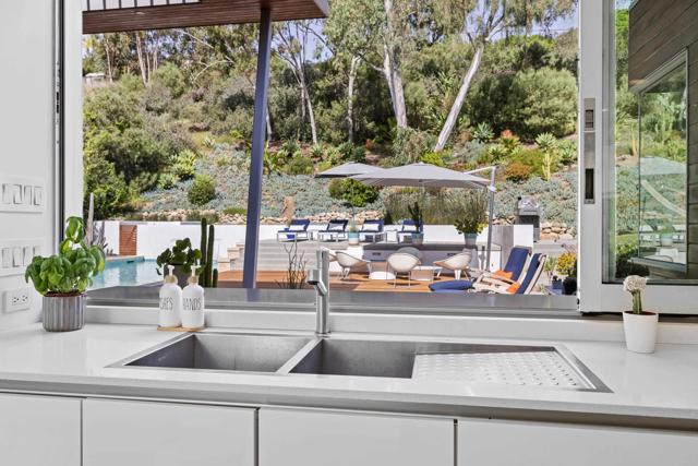 6672 Avenida Andorra, La Jolla CA: https://media.crmls.org/mediaz/af9f3a7e-8afd-43c7-9bf6-c8b54c7a77b7.jpg