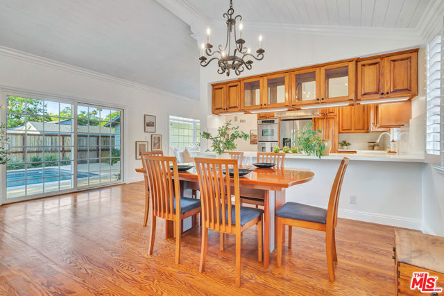 6001 Oakdale Avenue, Woodland Hills CA: https://media.crmls.org/mediaz/af9fd28c-d534-4def-800e-46b39ee96693.jpg
