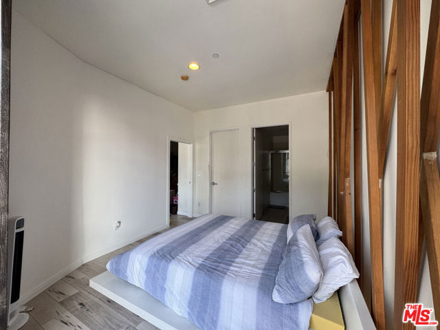 801 S Grand Avenue, Los Angeles CA: https://media.crmls.org/mediaz/afa020db-c6c4-427f-a8bf-30149452c83a.jpg