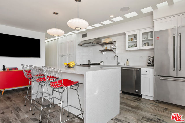 27400 Pacific Coast Highway, Malibu CA: https://media.crmls.org/mediaz/afa0e43e-a454-4e09-ac80-e6a0c4e4a3be.jpg