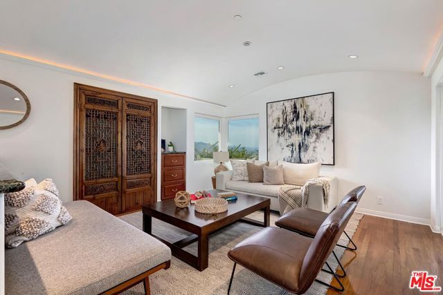 3595 Wonder View Drive, Los Angeles CA: https://media.crmls.org/mediaz/afa16344-1753-4b89-8b6e-c1e346280304.jpg