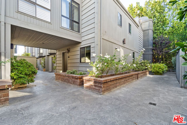 880 Hilldale Avenue, West Hollywood CA: https://media.crmls.org/mediaz/afa1c4d0-cd47-4ba0-91c3-b842e7a4781d.jpg