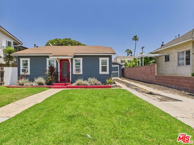 744 Termino Avenue, Long Beach CA: https://media.crmls.org/mediaz/afa254d9-84f9-4854-819e-744b59c8f463.jpg