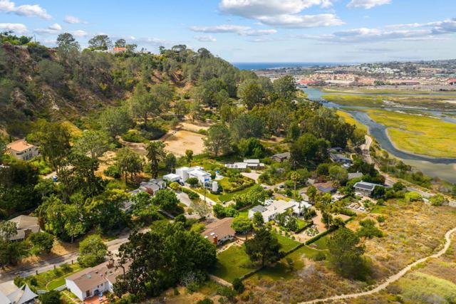 1515 San Dieguito Dr, Del Mar CA: https://media.crmls.org/mediaz/afa2ad36-1dca-4edb-acb8-200dccfa6f2f.jpg