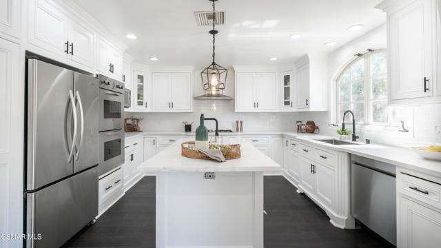 5726 Donna Avenue, Tarzana CA: https://media.crmls.org/mediaz/afa362df-1b45-47ac-89d7-99b542de2560.jpg
