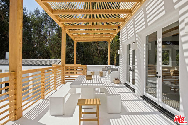 27405 Pacific Coast Highway, Malibu CA: https://media.crmls.org/mediaz/afa36601-5546-4cce-a844-362664a3b73e.jpg