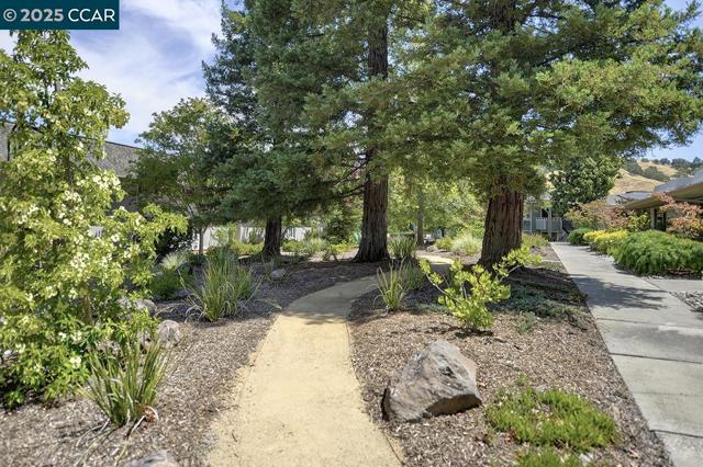 3136 Tice Creek Dr, Walnut Creek CA: https://media.crmls.org/mediaz/afa39aeb-9568-4ccc-b8a0-d5e4530a5695.jpg