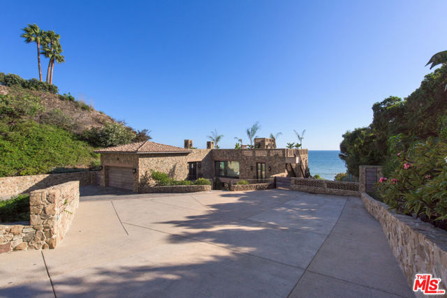 32852 Pacific Coast Highway, Malibu CA: https://media.crmls.org/mediaz/afa5de67-45c2-4521-85b9-48c14336b32b.jpg