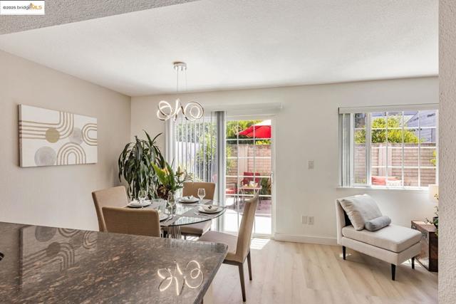 16 Town Sq PL, Oakland CA: https://media.crmls.org/mediaz/afa60ae5-893e-4d7c-b515-45eeee789f12.jpg