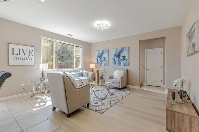 113 Silver Bell Way, Oakley CA: https://media.crmls.org/mediaz/afa7036b-5f99-43d4-9316-747d83c3ff9d.jpg