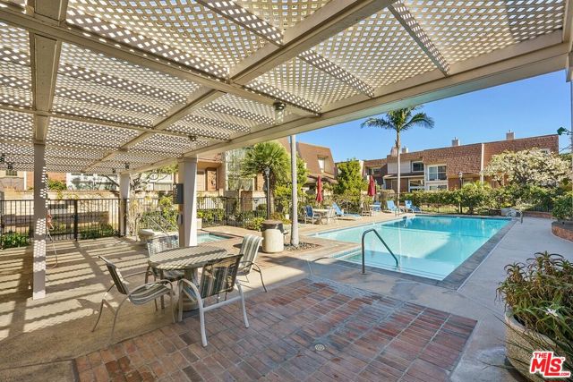 13065 Mindanao Way, Marina del Rey CA: https://media.crmls.org/mediaz/afa76d82-161c-4105-85c9-cd3073c1d389.jpg