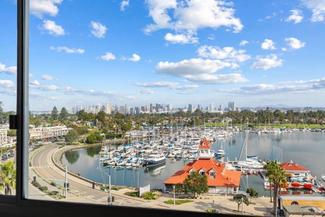 1710 Avenida Del Mundo, Coronado CA: https://media.crmls.org/mediaz/afa797d7-0bcf-48d8-94d2-c178686f077f.jpg