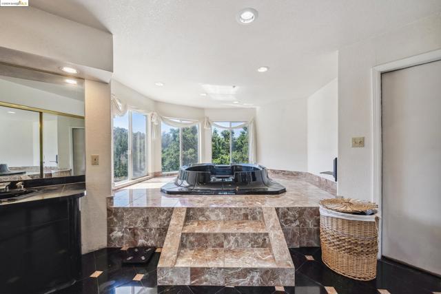 2335 Tunnel Rd, Oakland CA: https://media.crmls.org/mediaz/afa9a955-373e-45fe-89c9-3464dca72179.jpg